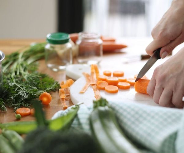 Mum makes meal for 4 for less than £5 but makes 1 mistake